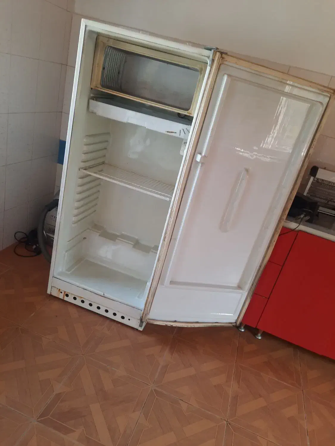 یخچال وتخت ومیز آرایش با آینه|یخچال و فریزر|نوشهر, |دیوار