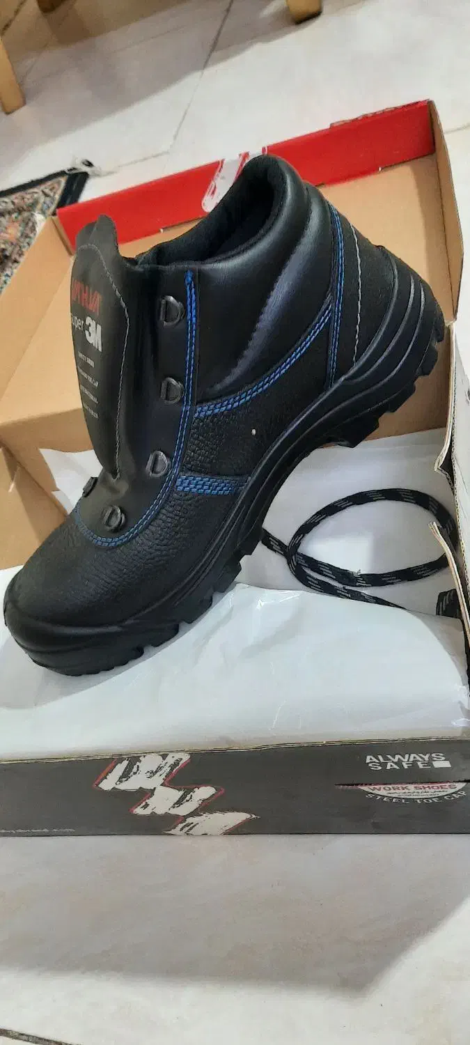 کفش کار|کیف، کفش، کمربند|قدس, شهر‌قدس|دیوار