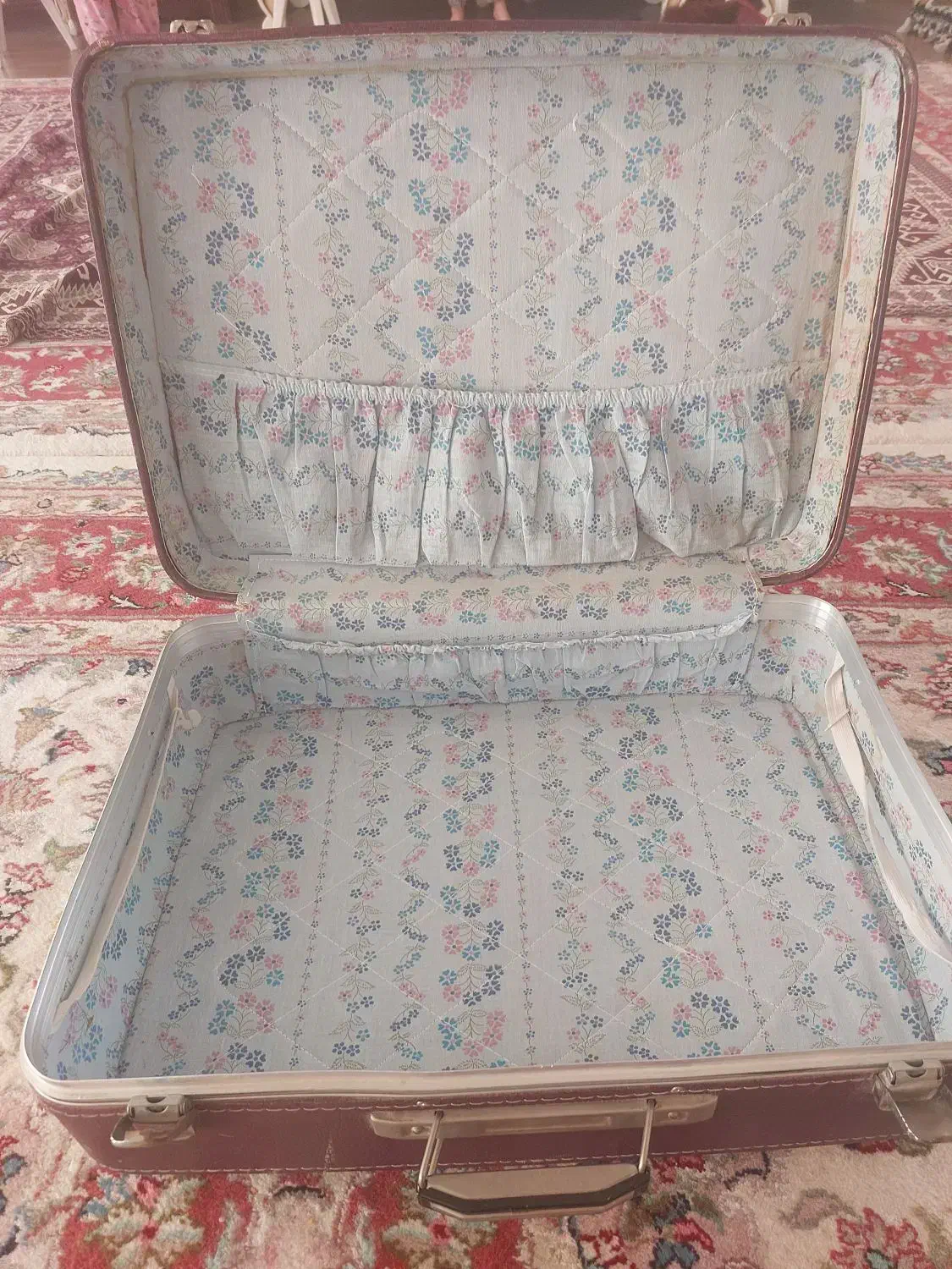 چمدان قدیمی و کف تخت خواب نو نو|کلکسیون اشیاء عتیقه|تبریز, |دیوار