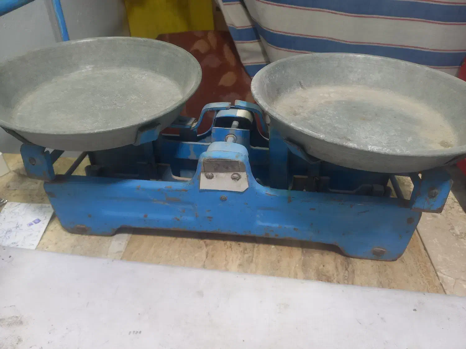 ترازوی قدیمی با چند عدد وزنه|کلکسیون و سرگرمی|کرمانشاه, |دیوار