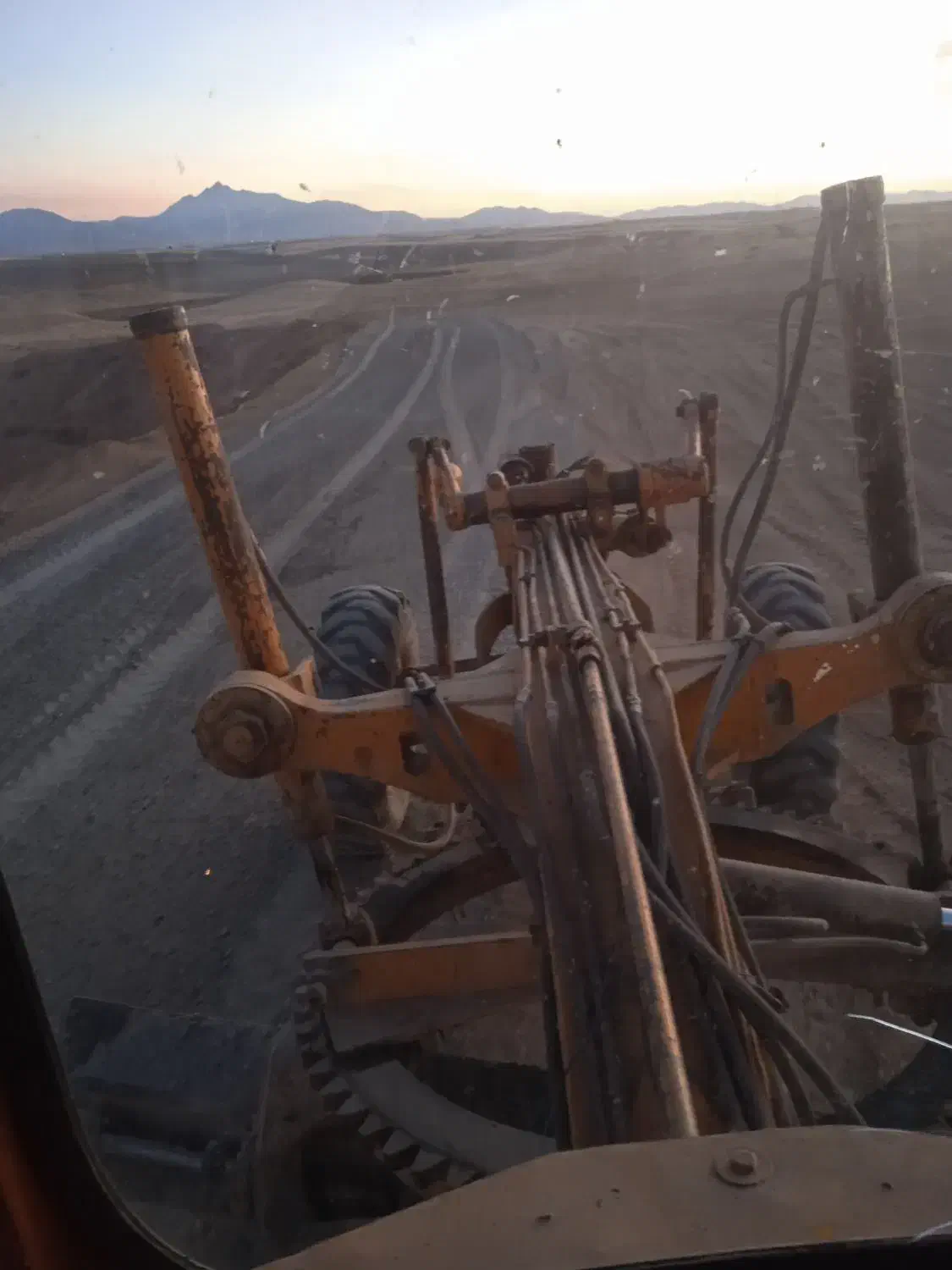 اجاره گریدر به صورت ساعتی، روزانه و متری|ماشین‌آلات صنعتی|قروه, |دیوار