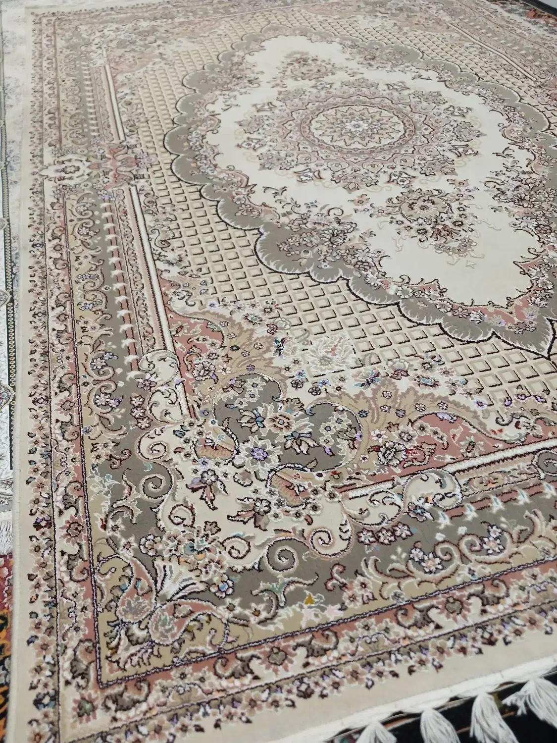 فرش ۶متری کرم در حد نو|فرش|لنجان, |دیوار