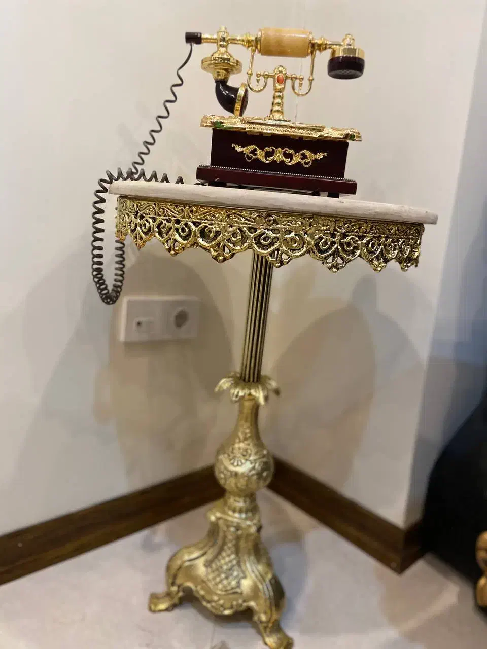 میز تلفن برنجی رنگ ثابت با تلفن زیبا|میز تلفن|اندیشه, شهرک صدف|دیوار