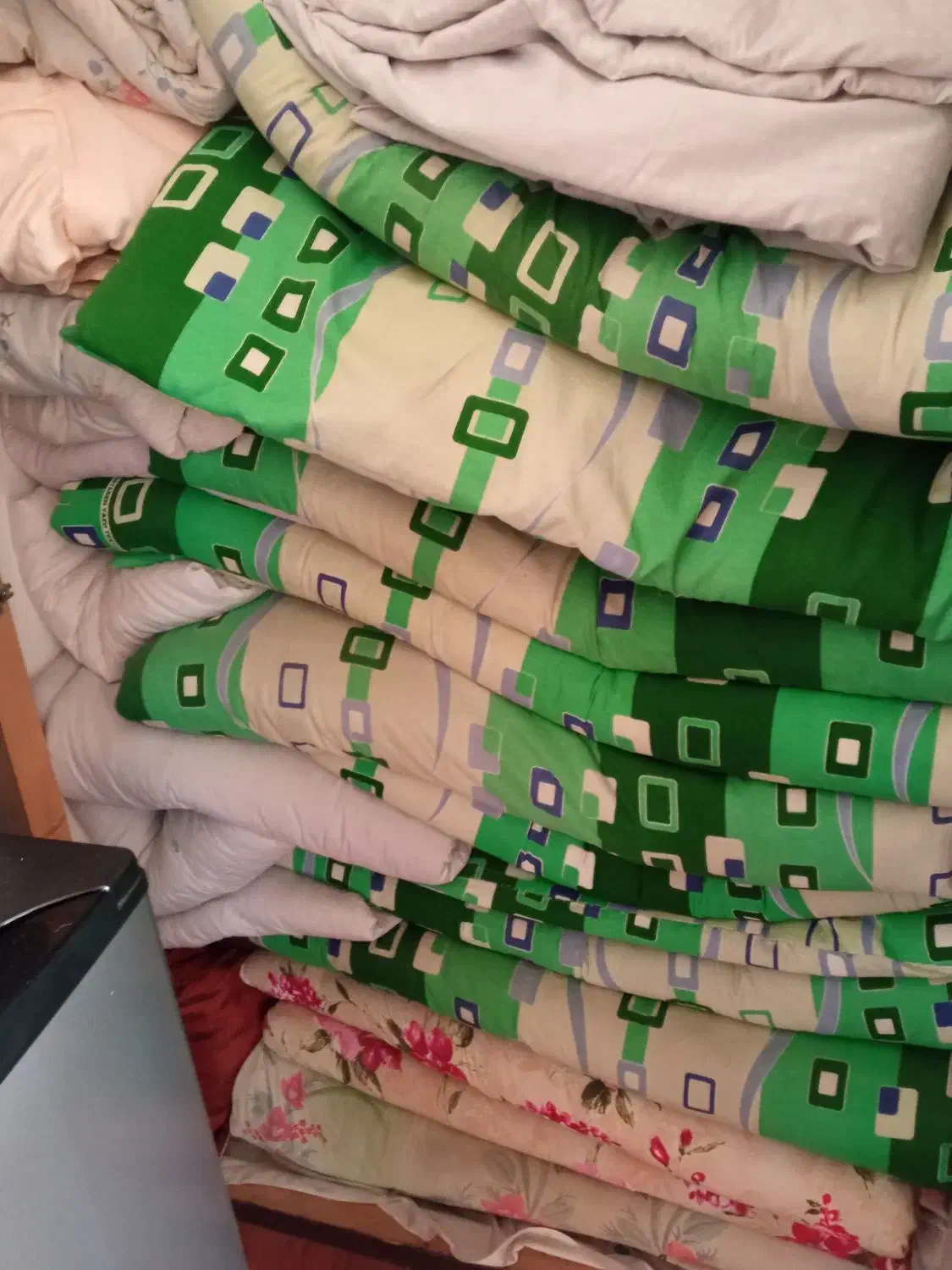 بالش پر و تشک پشمی|رختخواب، بالش، پتو|رشت, حمیدیان|دیوار