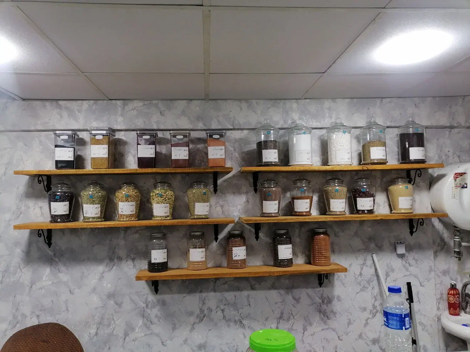 یه تعداد قفسه حبوبات با سیلو. ترازو به فروش میرسد|فروشگاه و مغازه|رشت, حمیدیان|دیوار