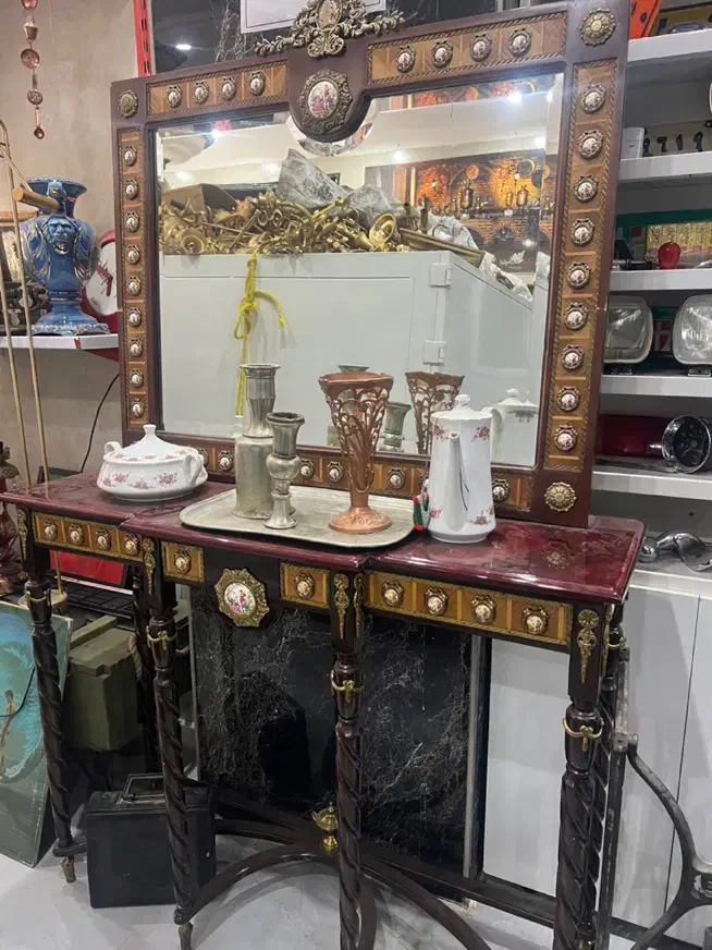 عتیقه|کلکسیون اشیاء عتیقه|تهران, فلسطین (میدان انقلاب)|دیوار