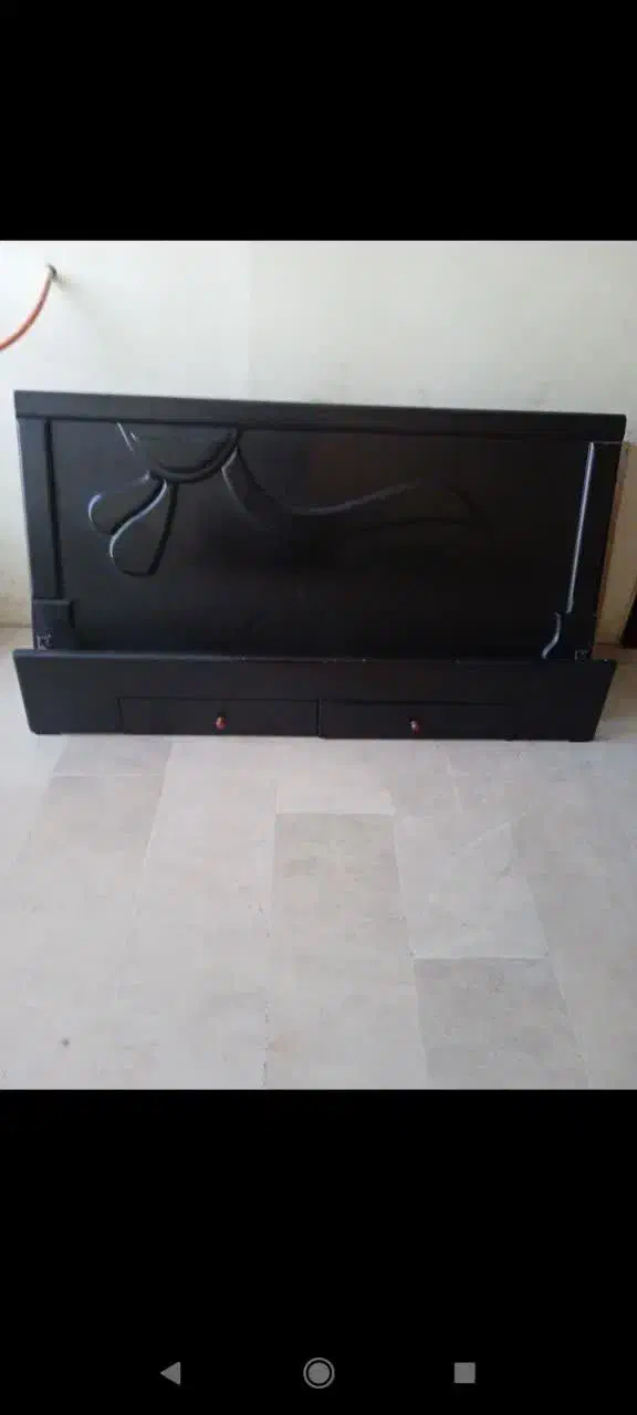 چند عدد تخت|تخت و سرویس خواب|پرند, فاز ۶|دیوار