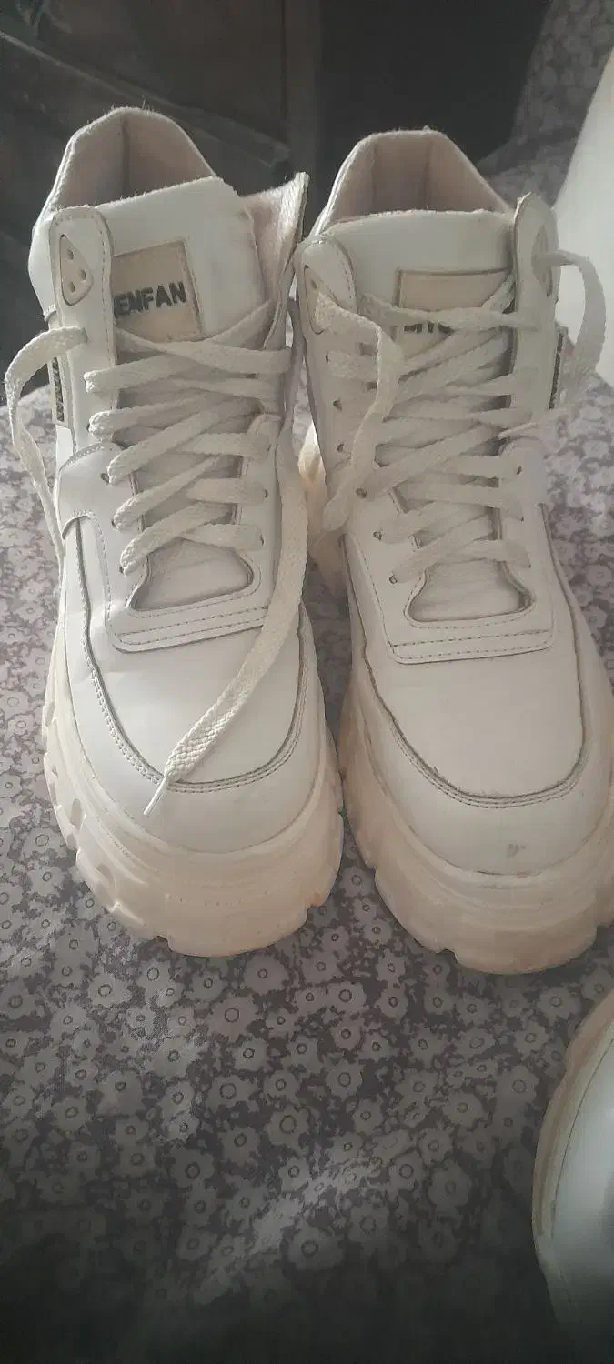 کفش|کیف، کفش، کمربند|بومهن, |دیوار