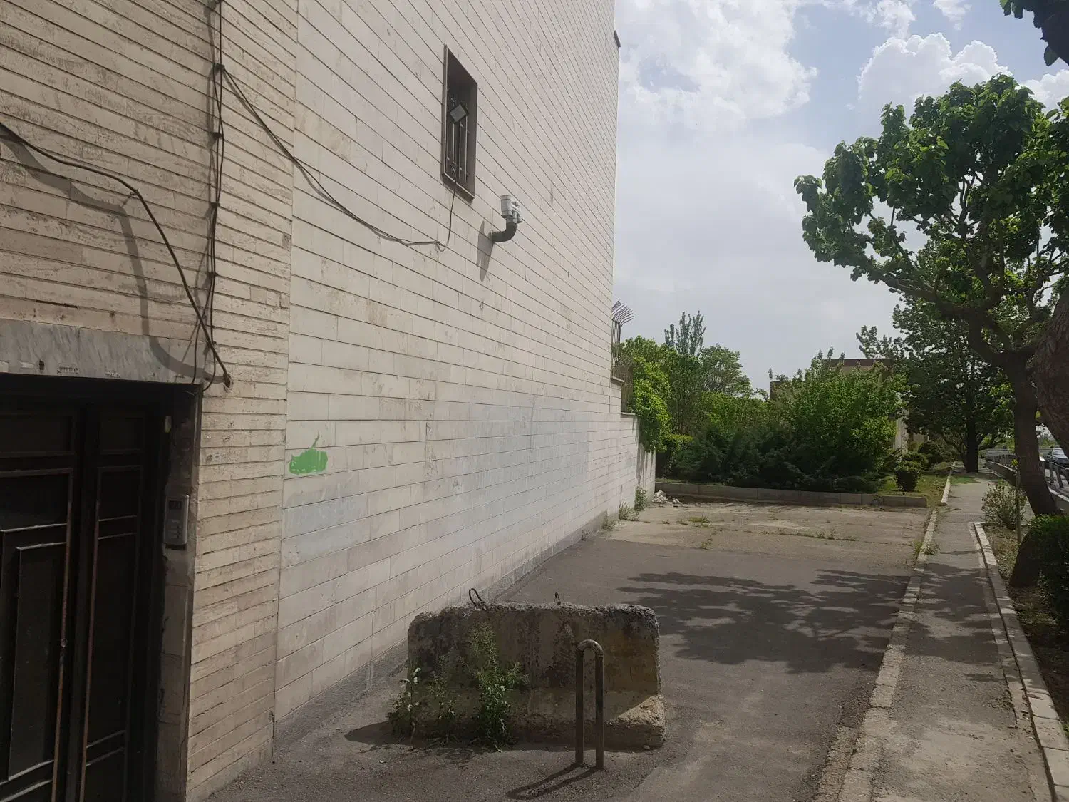 اجاره آپارتمان ۹۰ متری سند اداری و یک  مغازه ۲۰ م