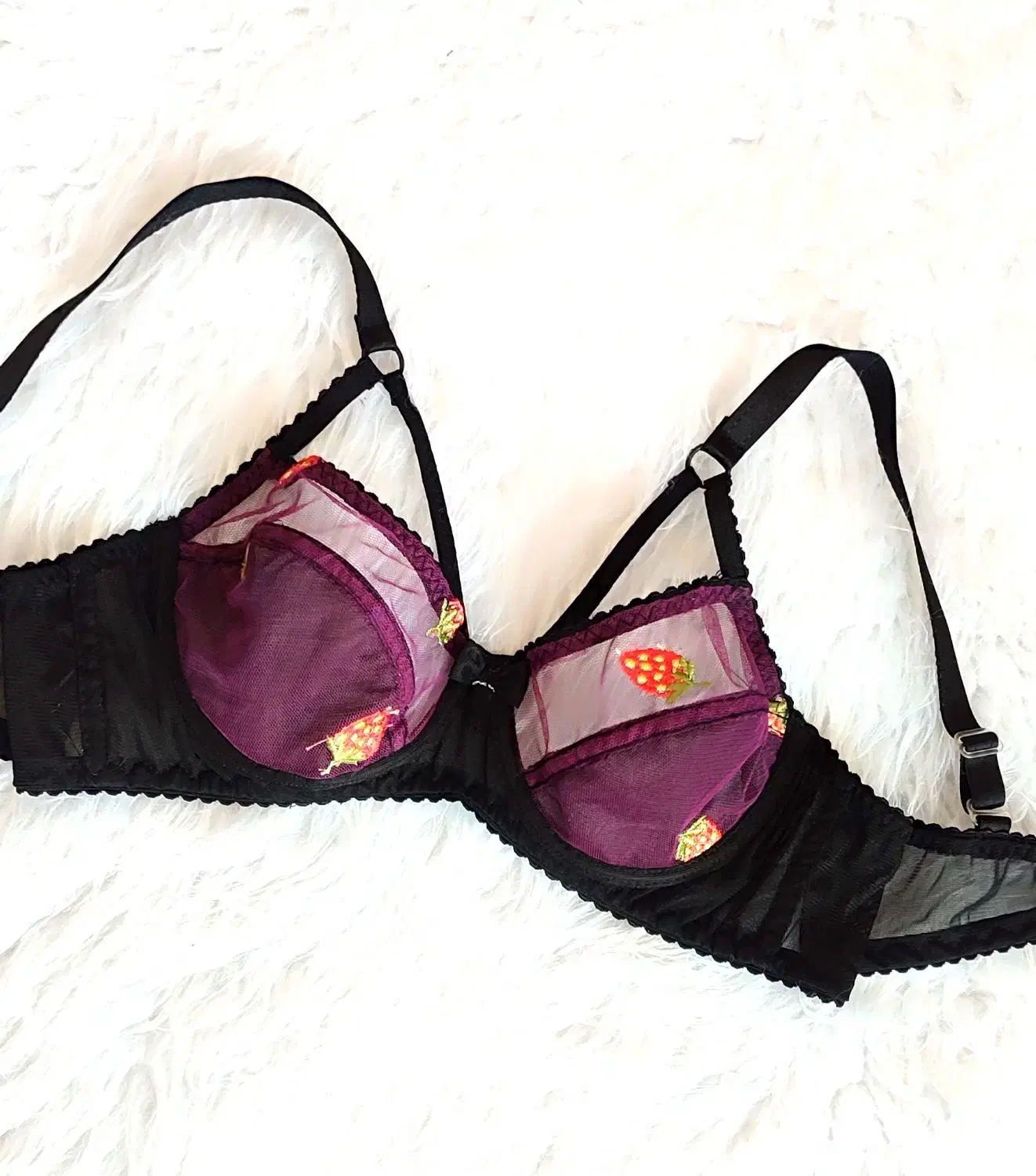 لباس زیر بانوی خاص|لباس|زبرخان, |دیوار