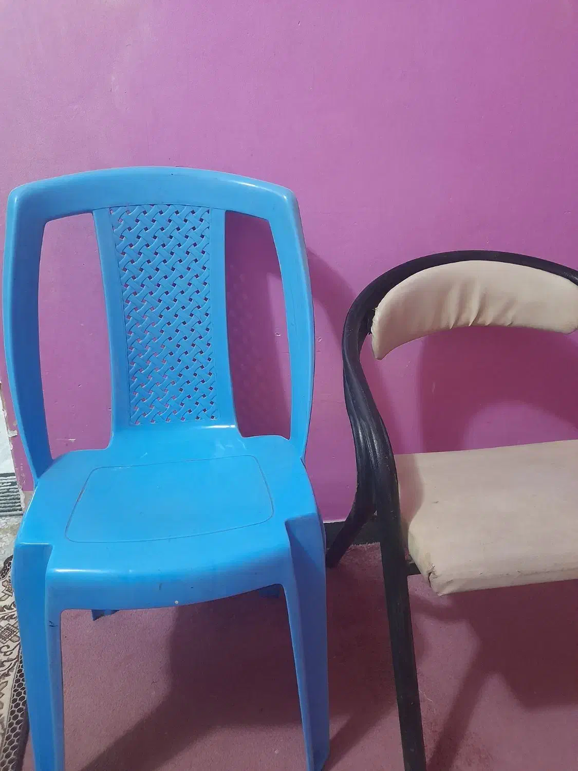 تعدادی صندلی پلاستیکی و فلزی|صندلی و نیمکت|بندر ماهشهر, |دیوار