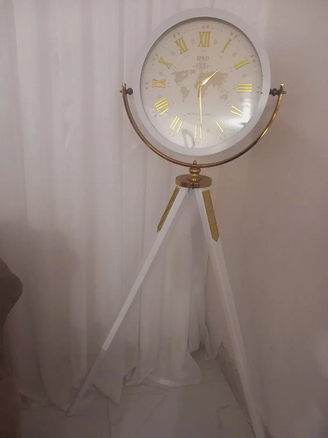 ساعت چوبی سالم در حد نو فقط ۱۶۰۰ تومن بفروش میرسد|ساعت دیواری و تزئینی|سبزوار, طبرسی (جعفرآباد)|دیوار