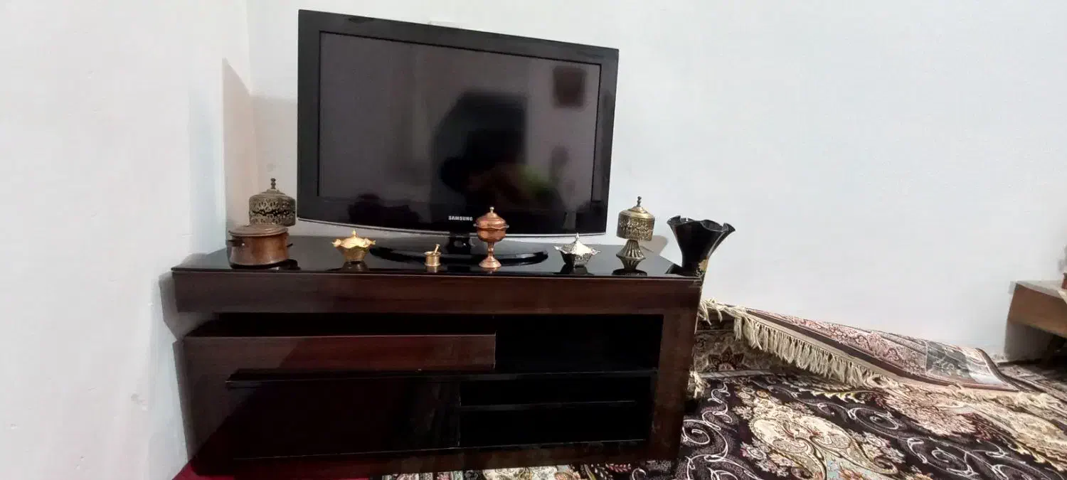 یک عددتلویزیون ال سی دی۳۲اینچ|تلویزیون و پروژکتور|ملایر, |دیوار