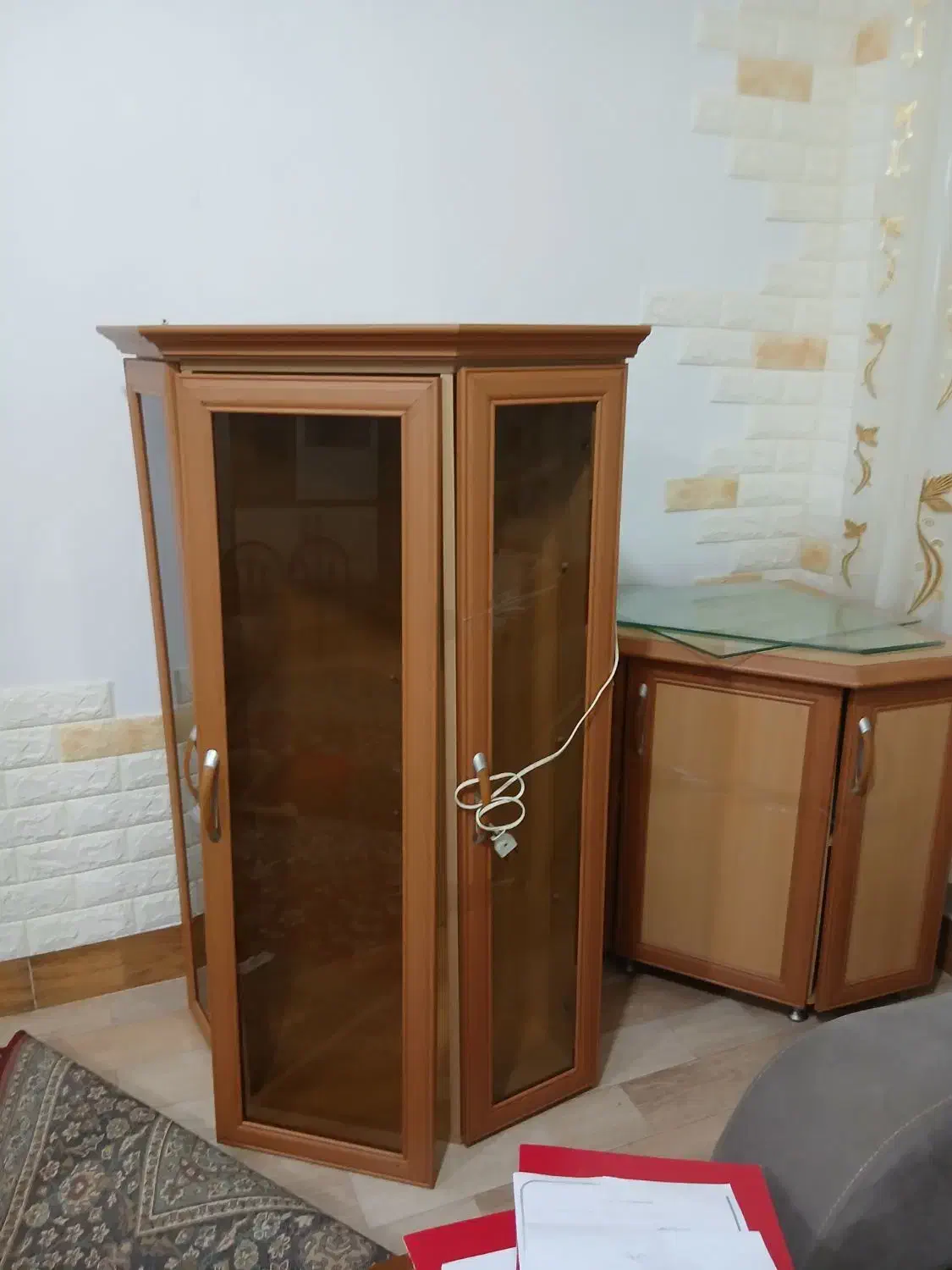 ویترین دو تکه وسه گوش برای کنج سالن زیبا وسالم|بوفه، ویترین، کنسول|فومن, |دیوار
