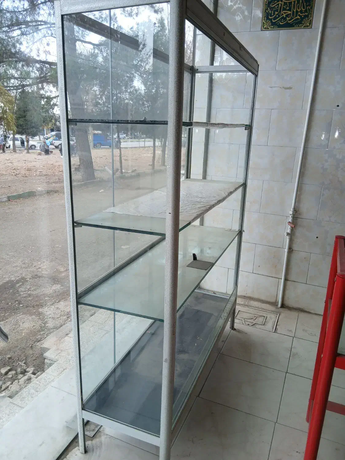 میز و صندلی و ۲ دستگاه ویترین و پایه بنر تبلیغاتی|فروشگاه و مغازه|کرمانشاه, |دیوار