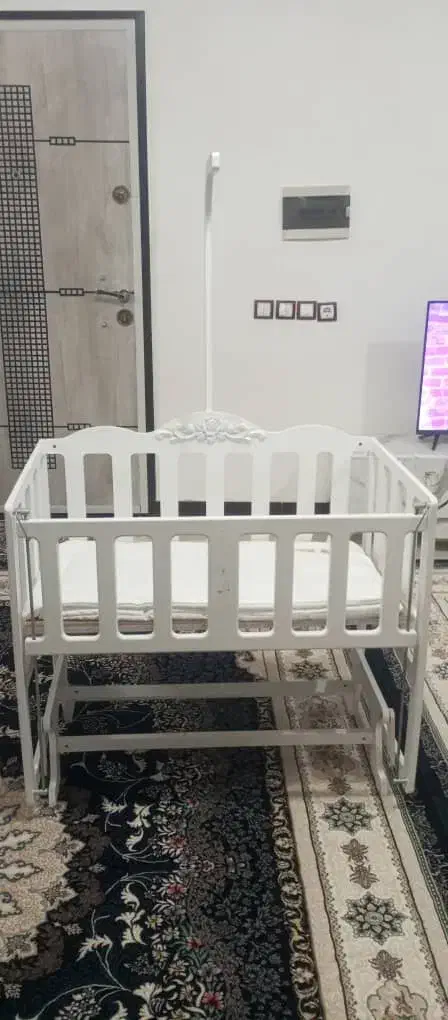 تخت نوزاد در حد نو|تخت و صندلی بچه|مشگین شهر, |دیوار