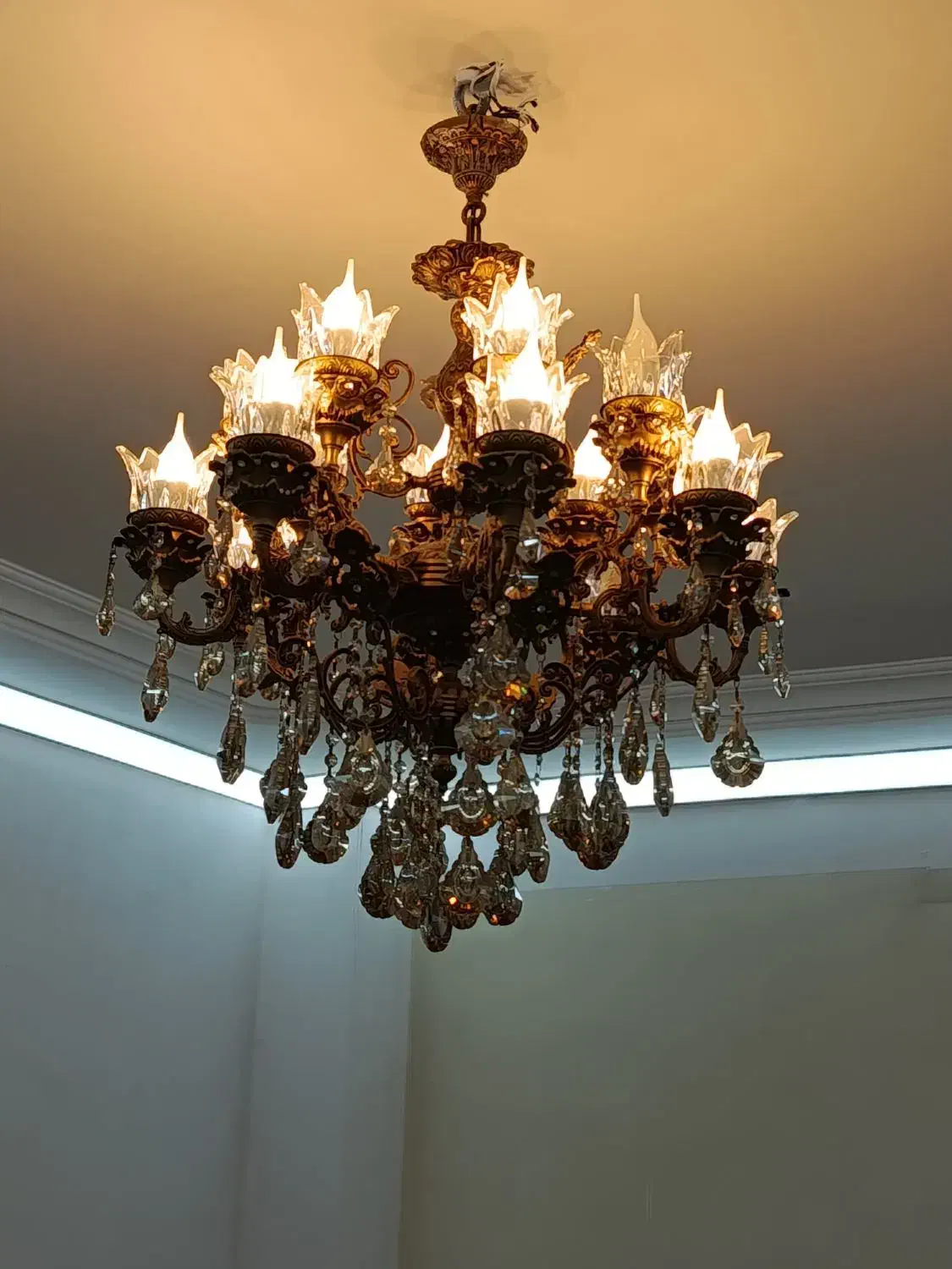 لوستر برنج ۱۶ شعله لاله نگین دار|لوستر و چراغ آویز|تهران, زهتابی|دیوار