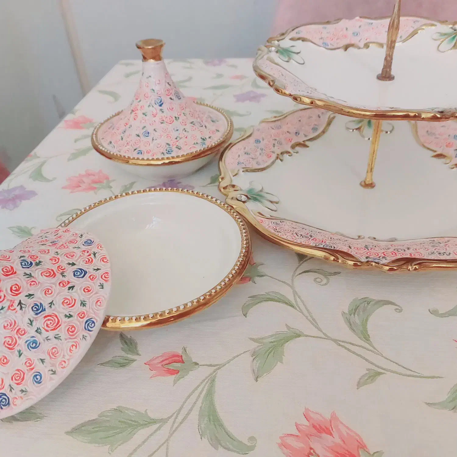 ظروف شیک پذیرایی با طرح گل برجسته و لردشید|ظروف سرو و پذیرایی|شیراز, اصلاح‌نژاد|دیوار