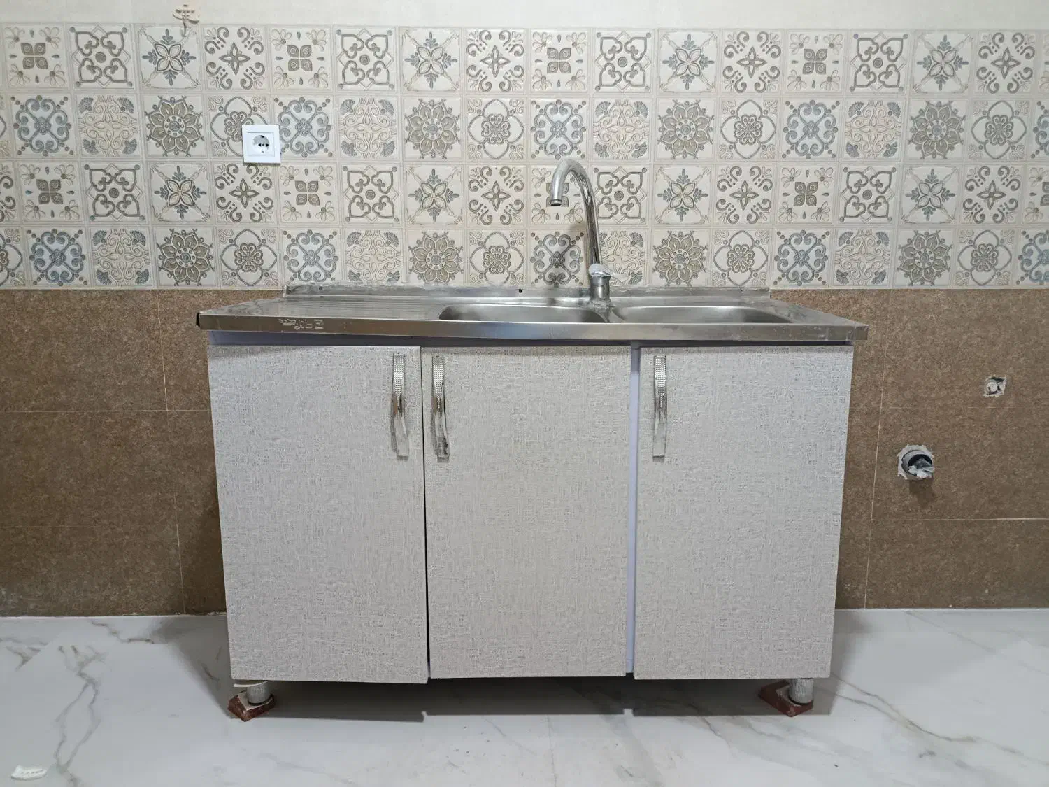 سینک ظرفشویی همراه با کابینت و شیر|مصالح و تجهیزات ساختمان|ساوه, |دیوار