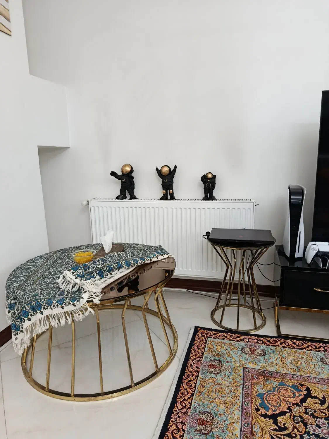 سه عسلی با میز گرد کنار سالنی فلزی چتری|مبلمان خانگی و میز عسلی|گرمدره, |دیوار