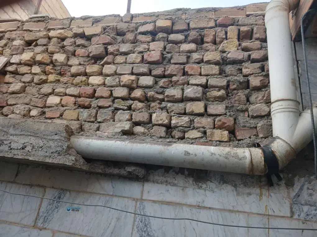 عایق کاری برطرف کردن نم چکه حمام سرویس پشت‌بام|خدمات پیشه و مهارت|بروجرد, |دیوار