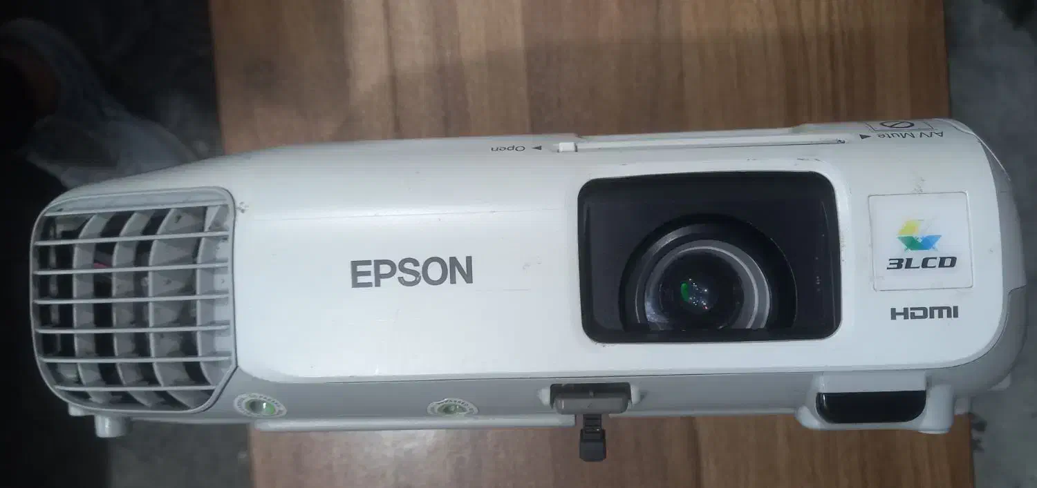 ویدئو پرژکتور EPSON-EBX-27 و پرده برقی|تلویزیون و پروژکتور|رشت, کوی عرفان|دیوار