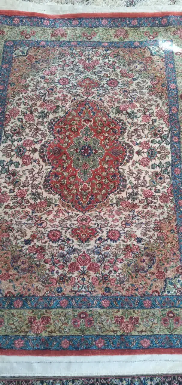 ۲ فرش دستبافت تمام ابریشم|فرش|خرم‌آباد, |دیوار