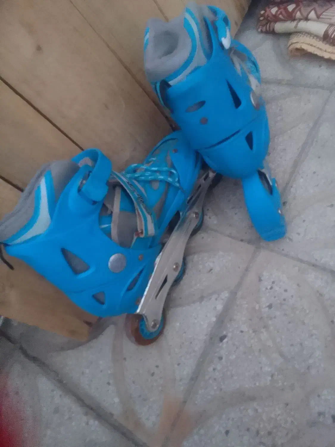 اسکیت‌ابی‌خوشرنگ‌سالم‌با‌زانوبند‌و‌لوازمات|دوچرخه، اسکیت، اسکوتر|کرمانشاه, |دیوار