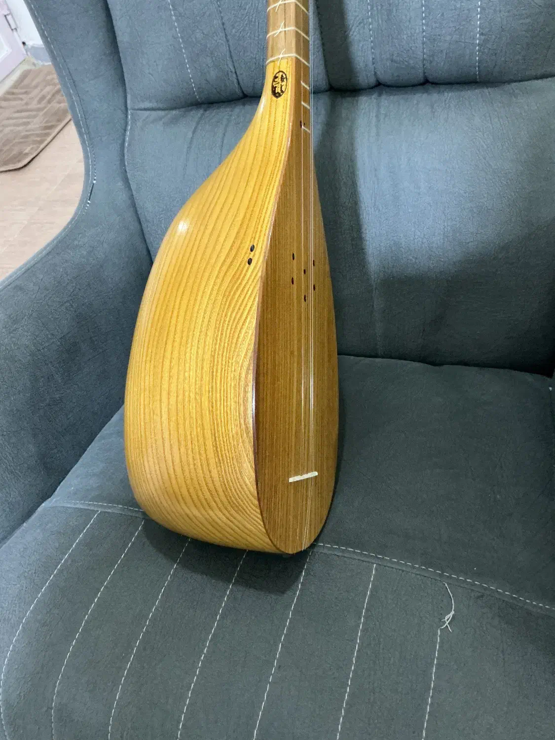 تنبور سه مهر اسدالله|سازهای سنتی|تهران, نیروی هوایی (پیروزی)|دیوار