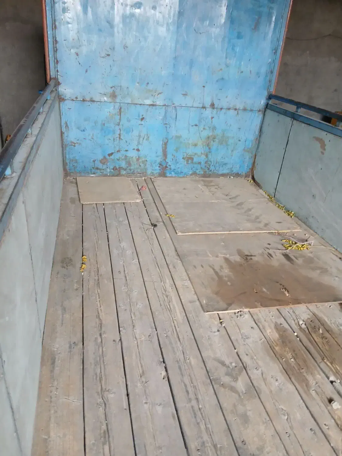 اتاق ایسزو چوبی.|خودرو سنگین|کرمان, |دیوار