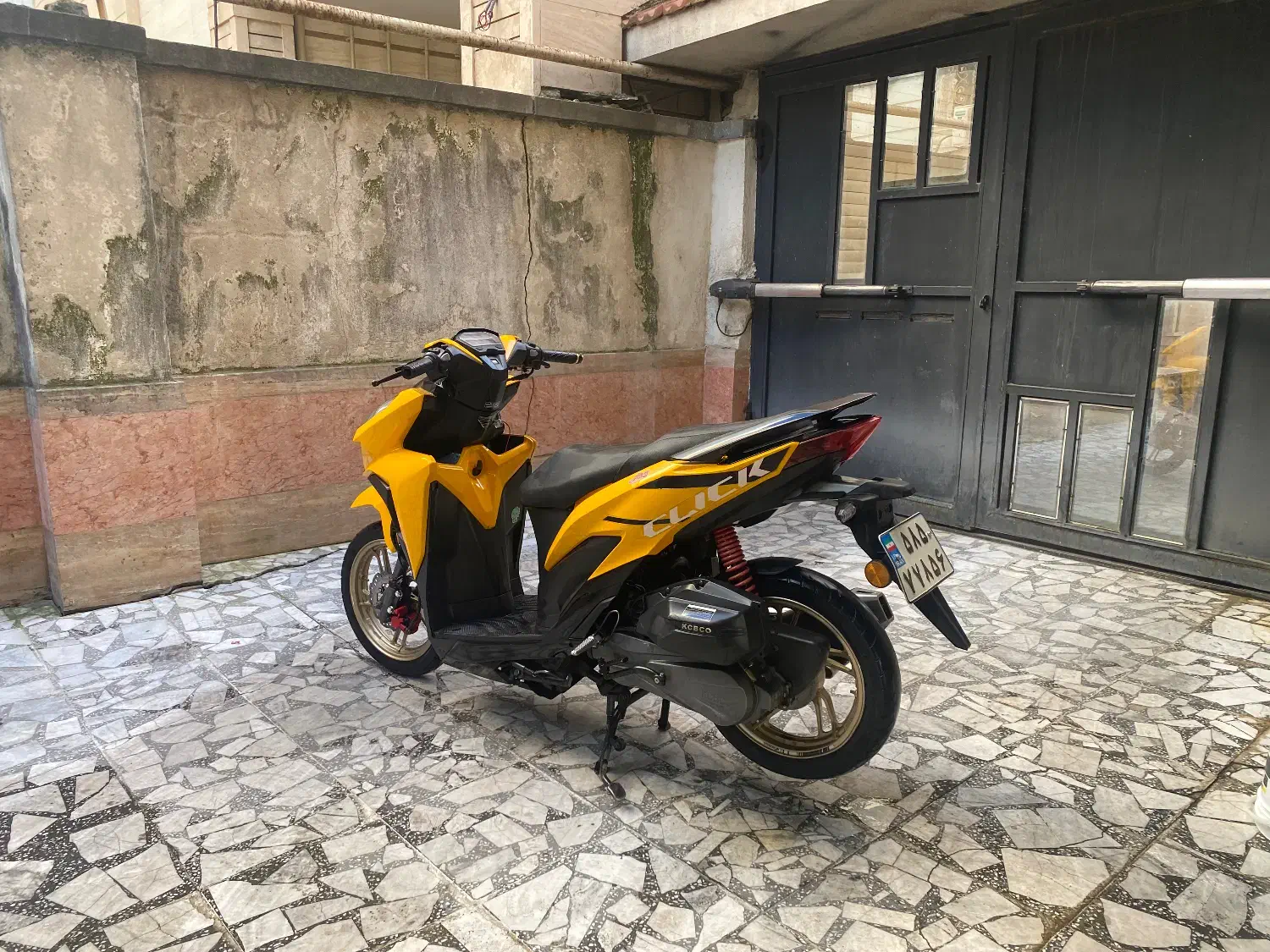 کلیک زرد انبه ای|موتورسیکلت|رشت, پل تالشان|دیوار