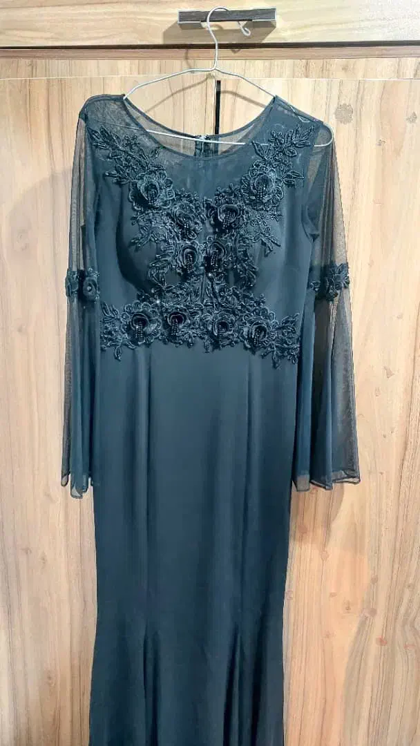 لباس مجلسی|لباس|ری, شهادت|دیوار