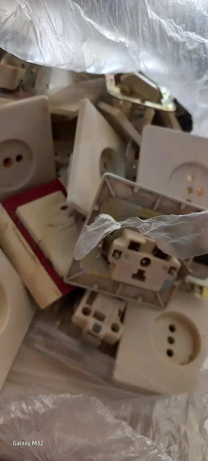 حدود۲۰تا ۳۰ عدد پریز برق طرح قدیمی موجوده|مصالح و تجهیزات ساختمان|سبزوار, شرق کال شمالی|دیوار