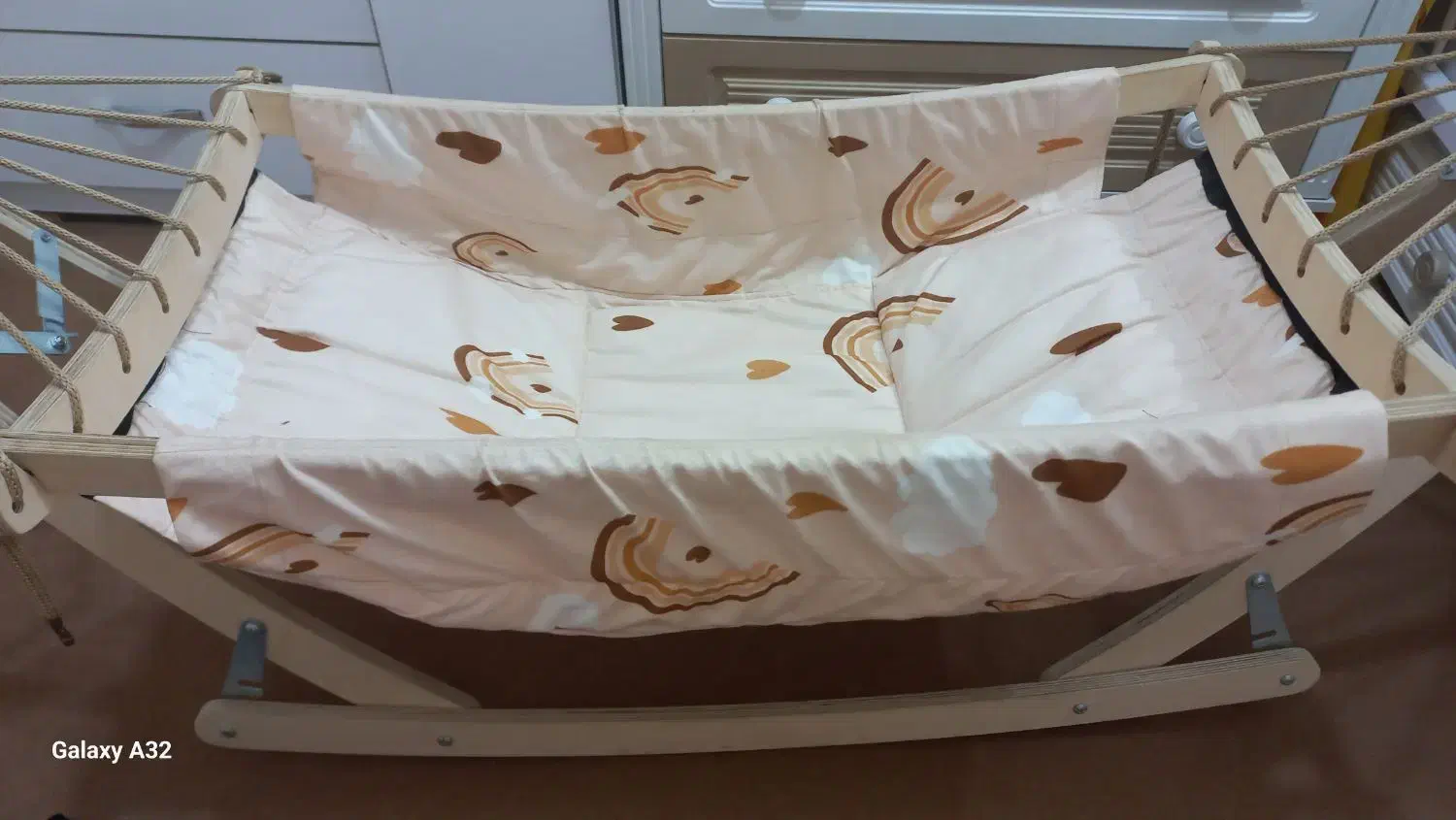 گهواره چوبی|تخت و صندلی بچه|قدس, شهر‌قدس|دیوار