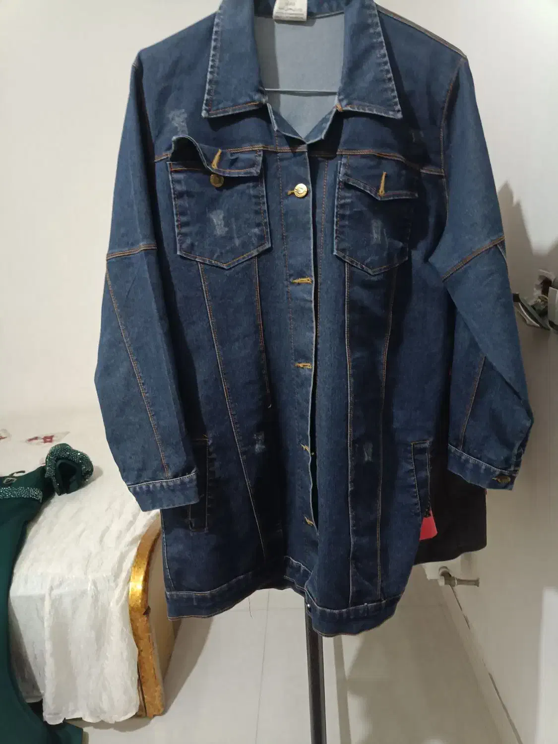 کت لی|لباس|بشاریات, |دیوار