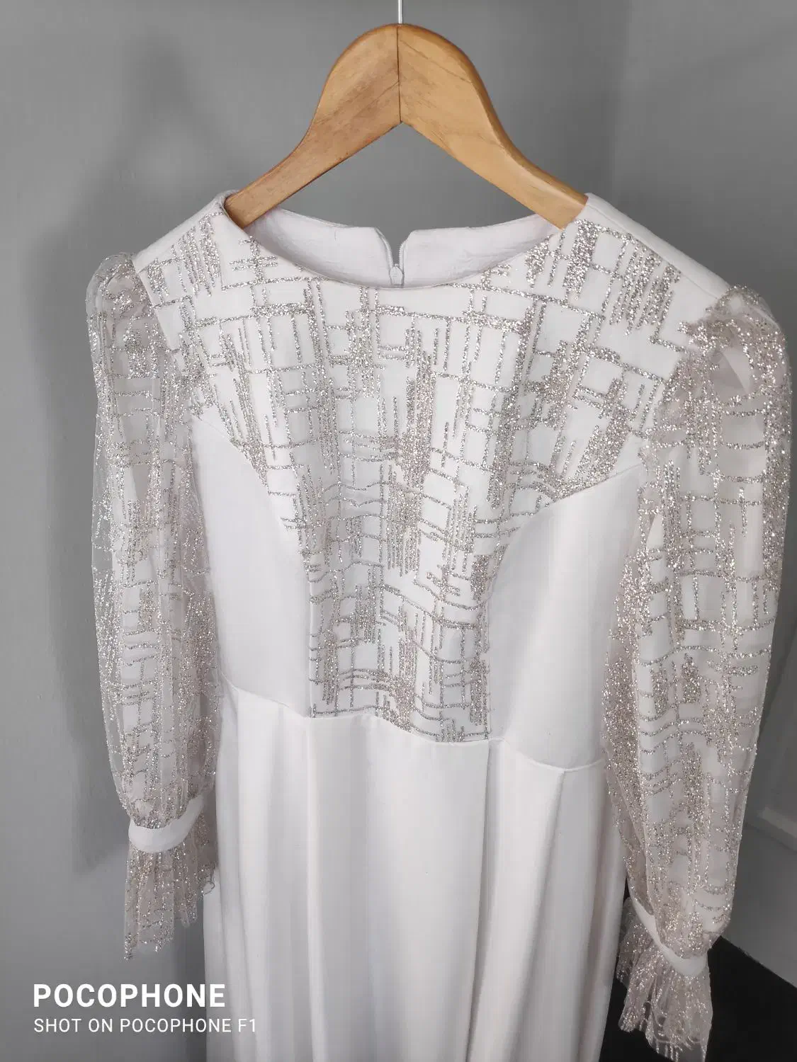 پیراهن محضر|لباس|نیشابور, دارایی|دیوار