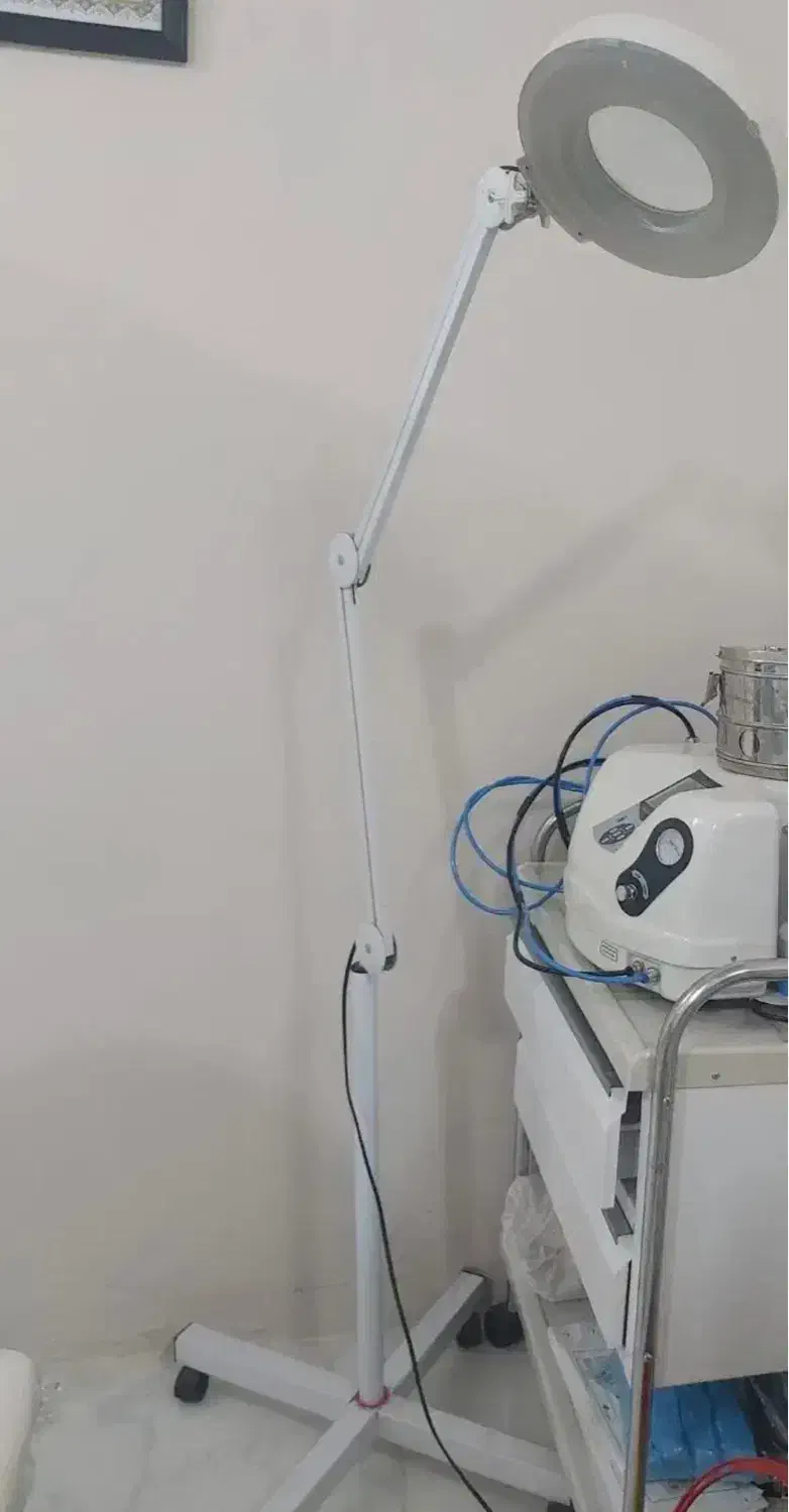 چراغ لوپ پایهدار و ذرهبین دار|آرایشگاه و سالنهای زیبایی|ارومیه, |دیوار