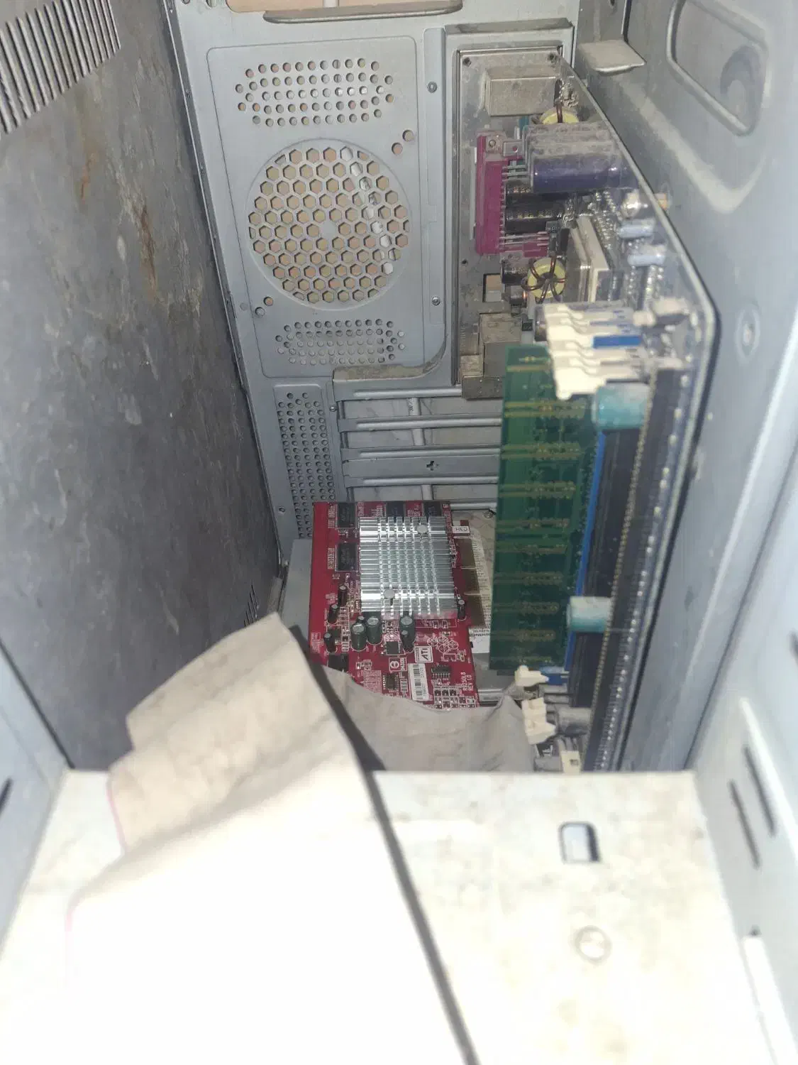 دو عدد کیس|رایانه رومیزی|شاهین‌شهر, سعدی جنوبی|دیوار