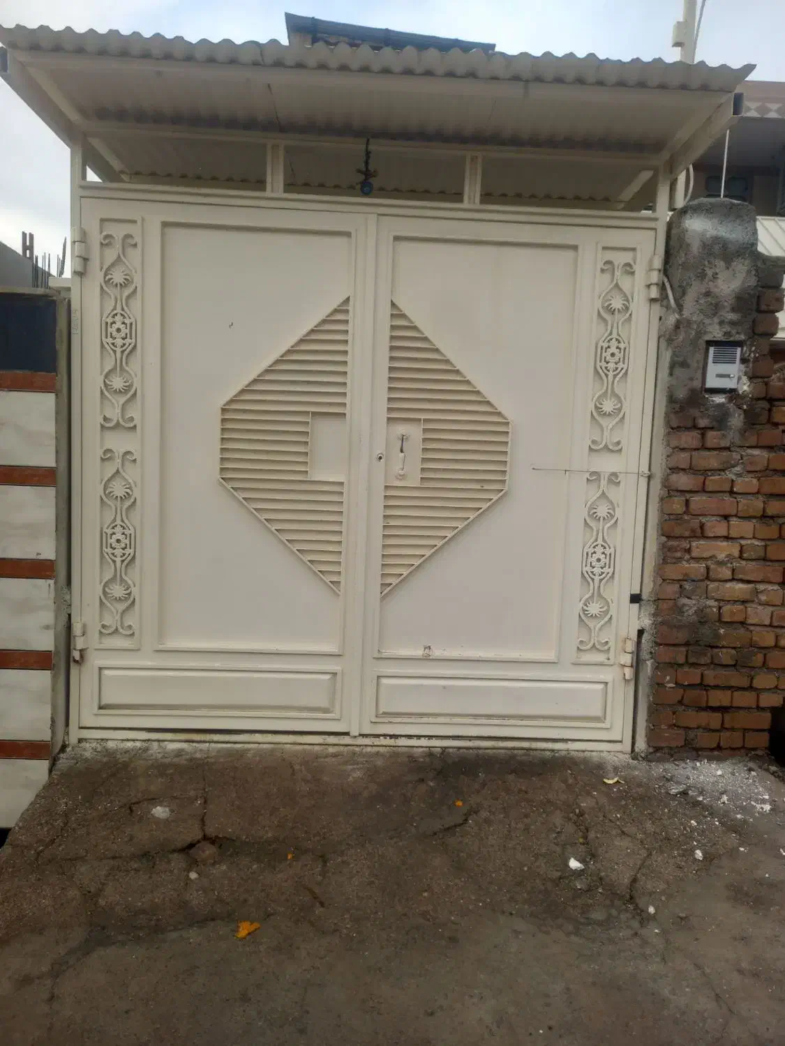 در حیاط|مصالح و تجهیزات ساختمان|دره شهر, |دیوار