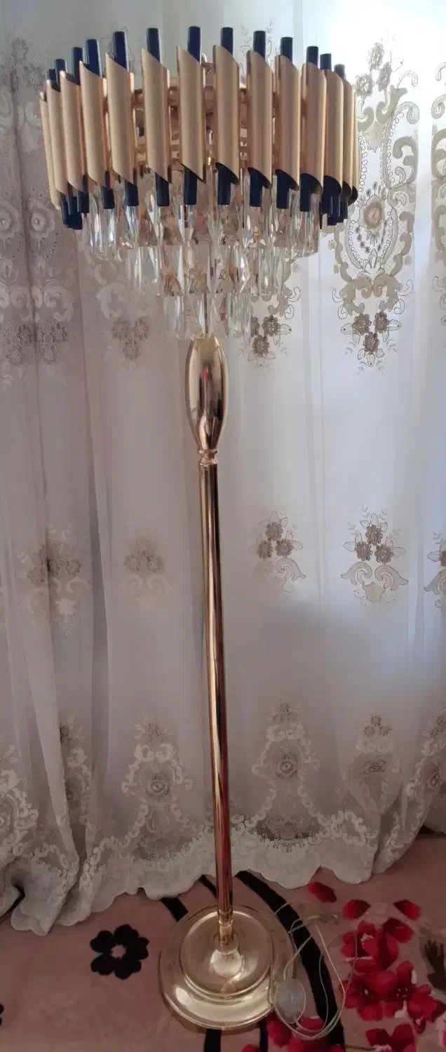 آباژور ایستاده کنار سالنی|چراغ خواب و آباژور|اردبیل, |دیوار