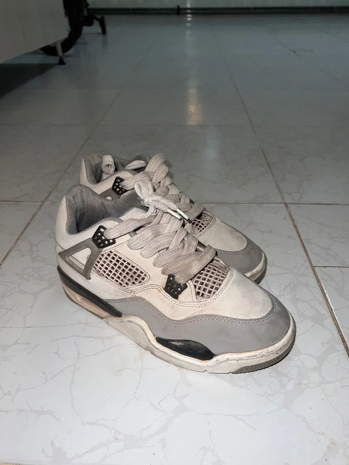 کفش در حد نو|کیف، کفش، کمربند|اقبالیه, |دیوار