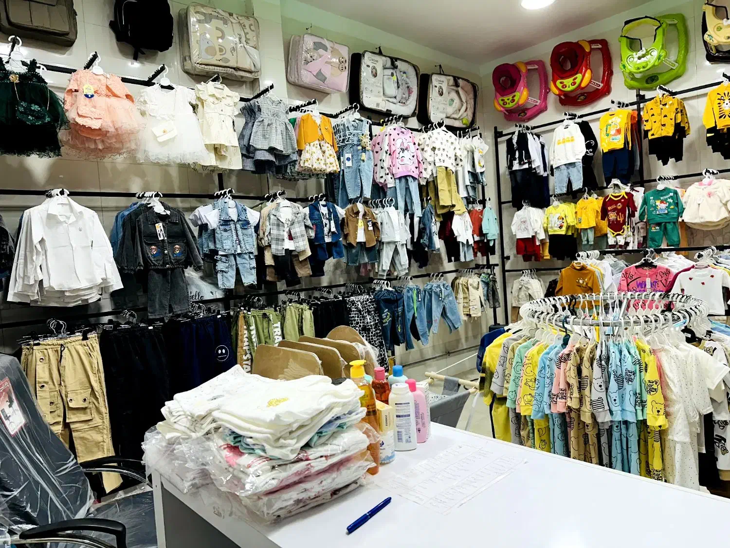 واگذاری اجناس سیسمونی و پوشاک بچگانه|کفش و لباس بچه|بانه, |دیوار