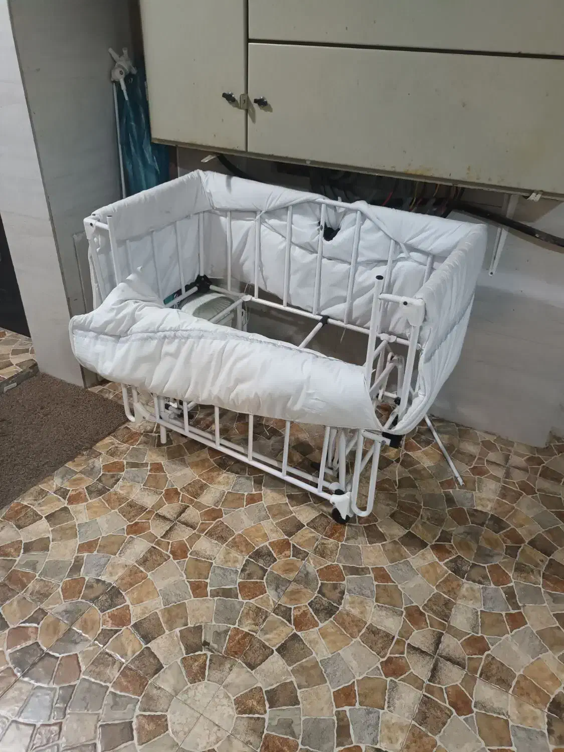 تخت نوزادهمراه|تخت و صندلی بچه|رشت, گیل|دیوار