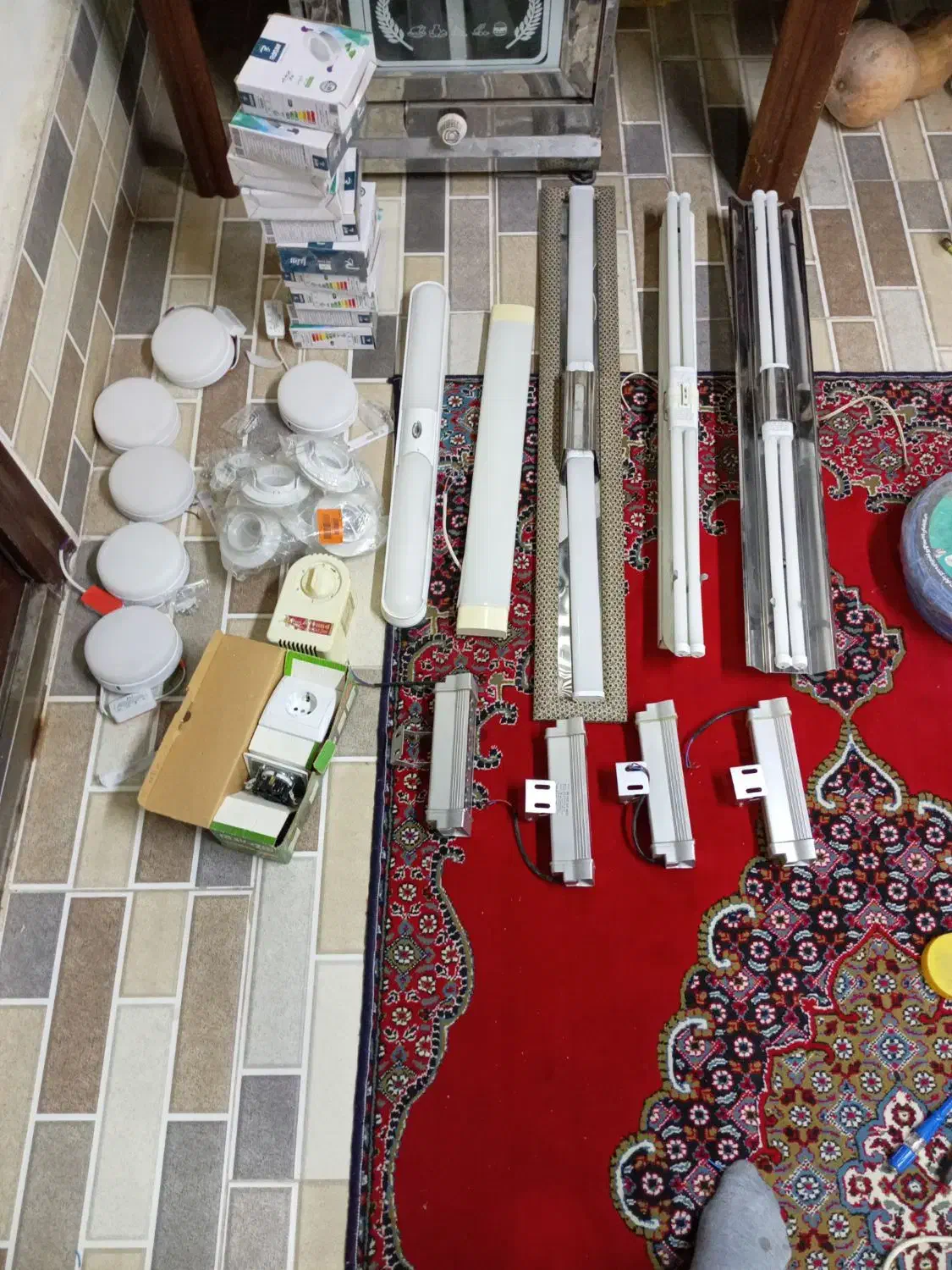 تعدادی مهتابی و هالوژن|لامپ و چراغ|جلین, |دیوار