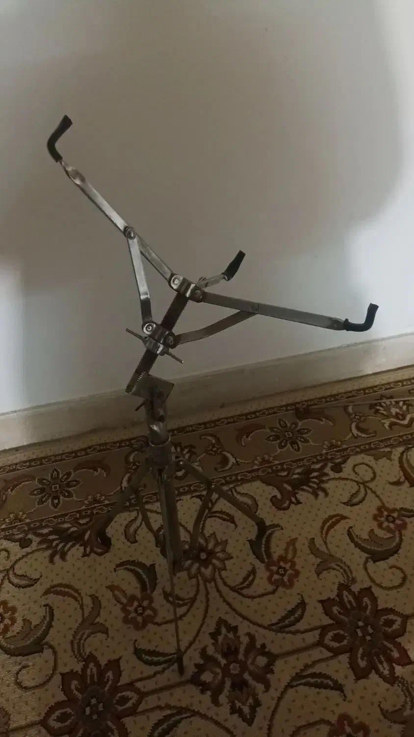 سه پایه|درام و پرکاشن|برخوار, |دیوار