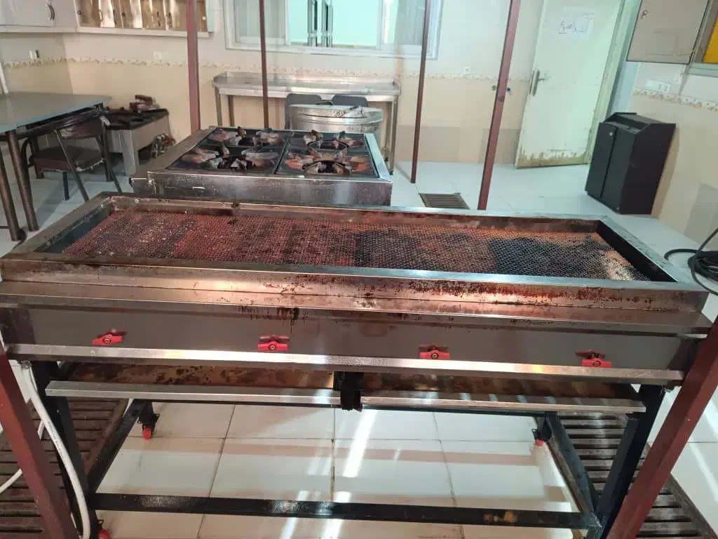 گاز و کباب زن 4شعله تمیز و سالم|اجاق گاز و لوازم برقی پختوپز|ایلام, |دیوار