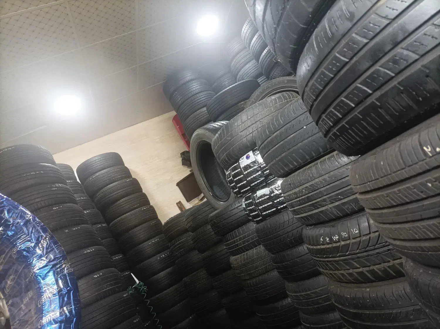 فروش انواع لاستیک دسته دوم و استوک زیر صفری|قطعات یدکی و لوازم جانبی|رشت, نیروی دریایی|دیوار