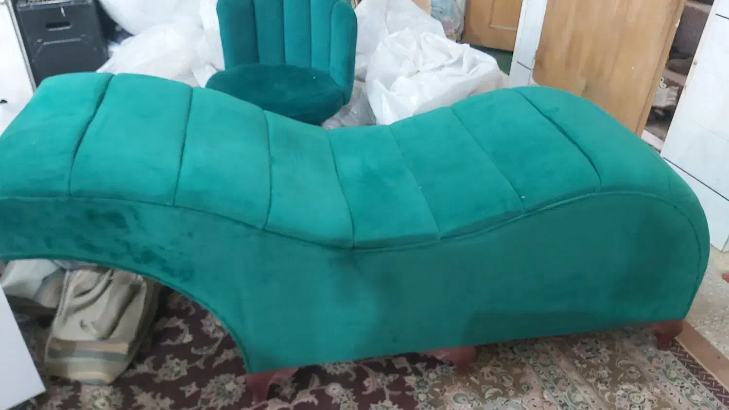 صندلی و تخت باهم برای آرایشگر های عزیز نونو و تمیز|آرایشگاه و سالنهای زیبایی|کاشان, معلم|دیوار