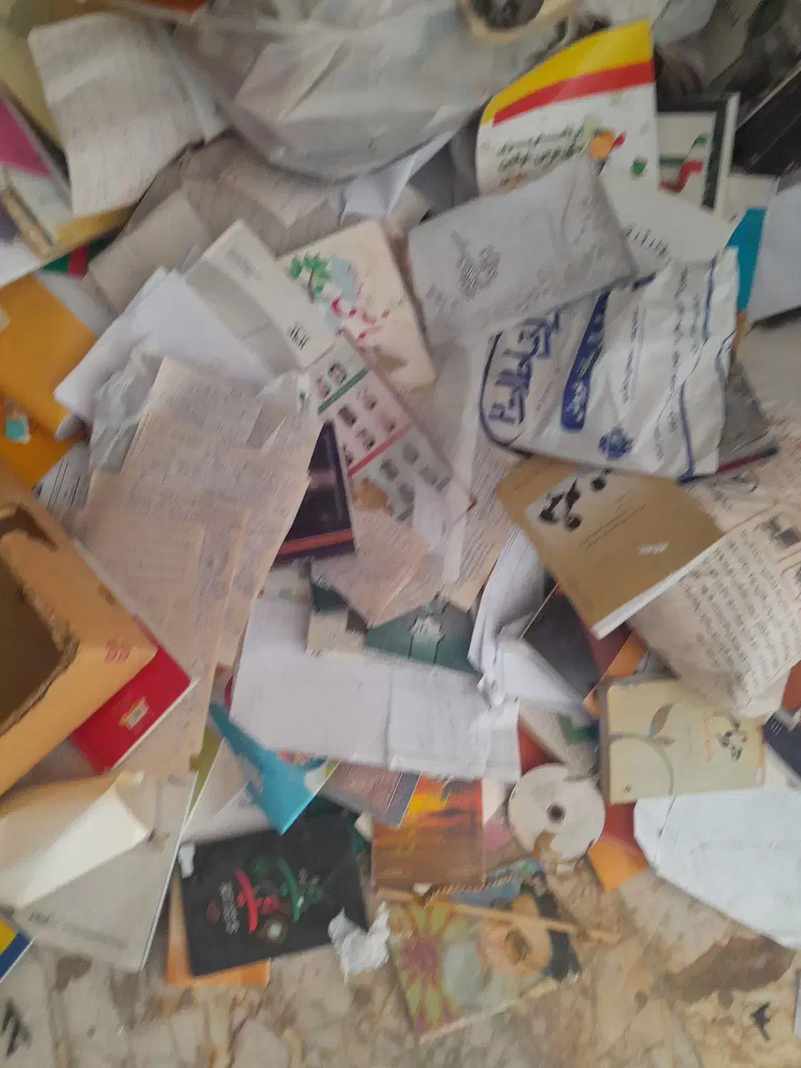 خریدار کتاب جزوه کاغذ سی دی مجله کیلویی در محل|عمده‌فروشی|مشهد, کوثر|دیوار