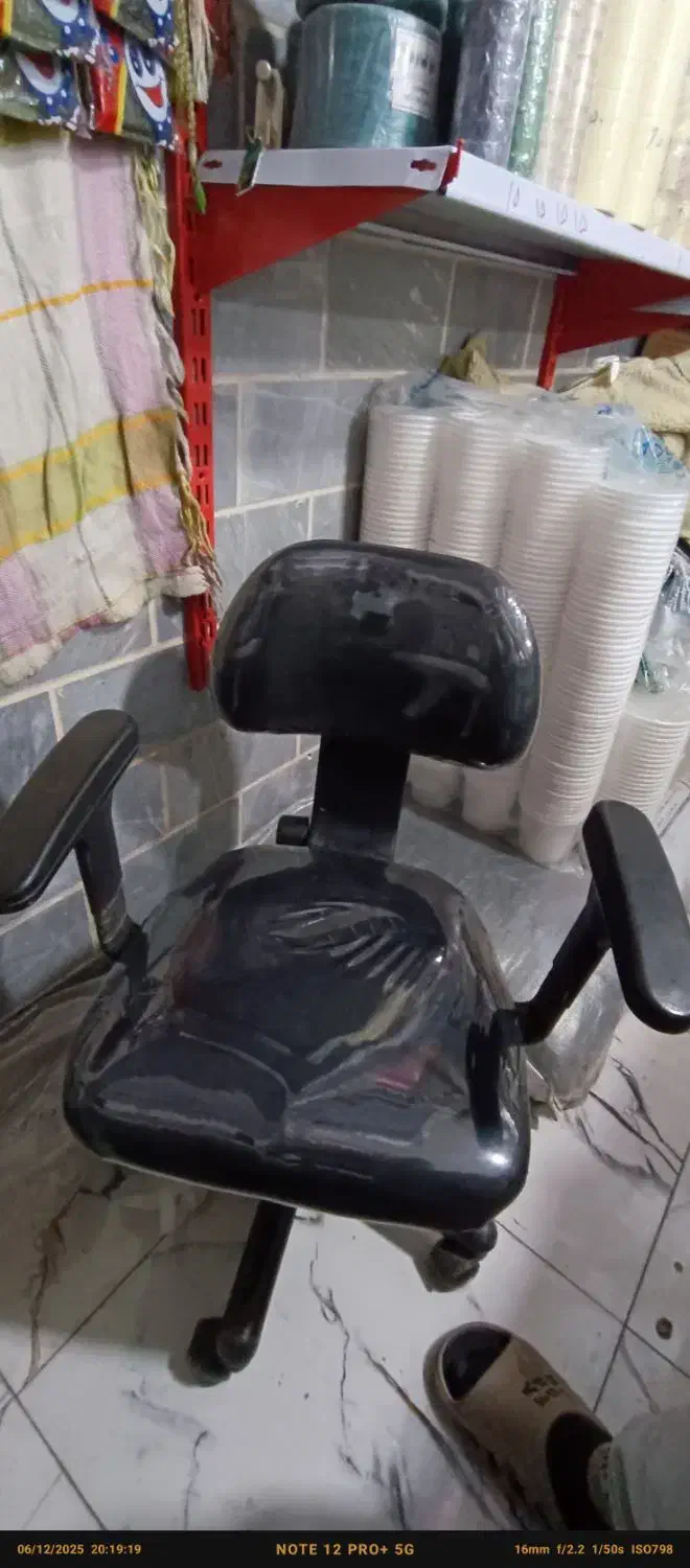 صندلی گردان|صندلی و نیمکت|نسیم‌شهر, |دیوار